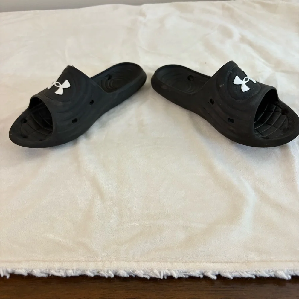 Under Armour Black Slide Sandals Size 5 Men’s sporty gym